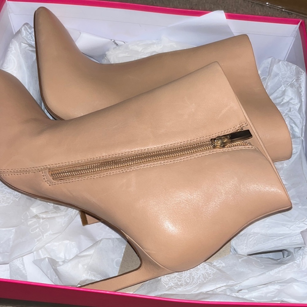 VINCE CAMUTO tan LEATHER zip booties size 8